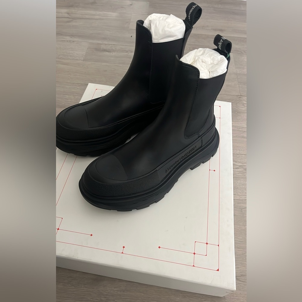 Alexander McQueen Chelsea tread boots